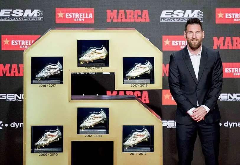 Leo Messi, jugador del FC Barcelona por aquel entonces, junto a lus 6 botas de oro logradas con el conjunto catalán entre 2009 y 2020 - PHOTO/ARCHIVO