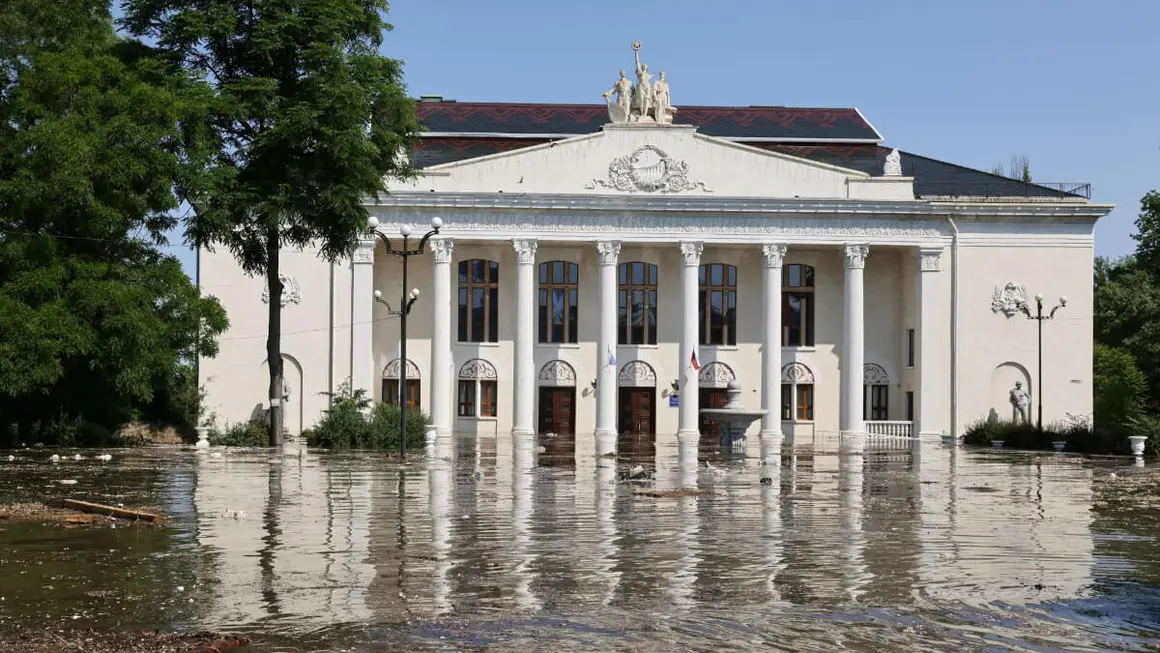 PHOTO/ALEXEY KONOVALOV/TASS/HANDOUT via REUTERS - Vista de la Casa de la Cultura en una calle inundada de Nova Kakhovka tras la rotura de la presa cercana en el transcurso del conflicto entre Rusia y Ucrania, en la región de Kherson, Ucrania controlada por Rusia, 6 de junio de 2023