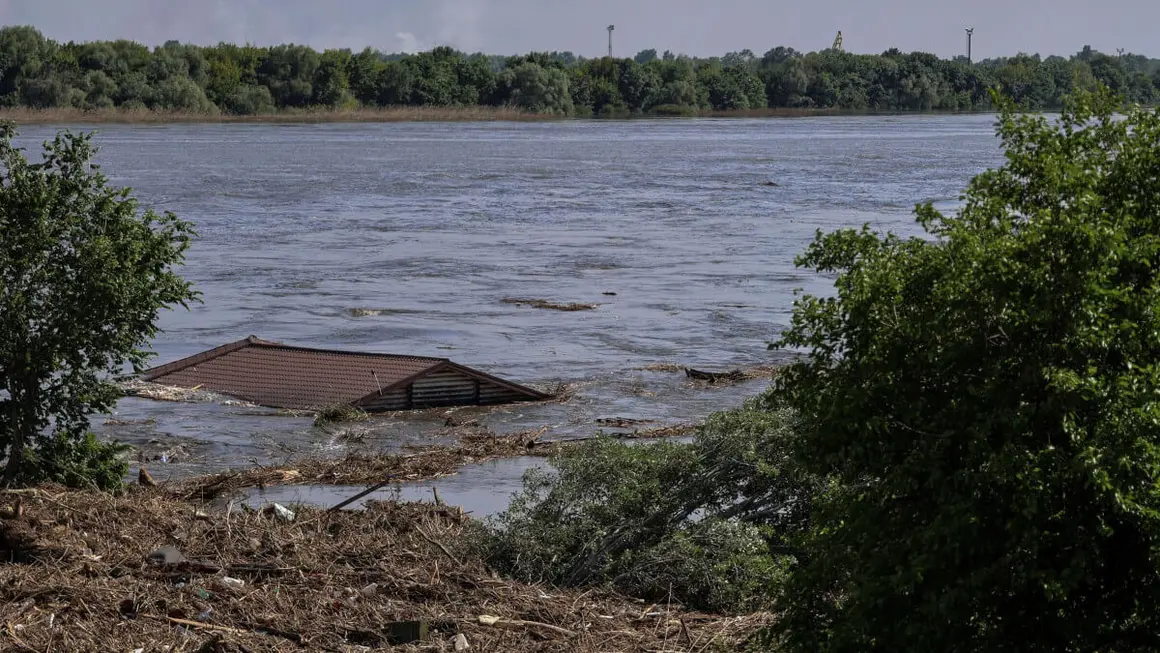 PHOTO/REUTERS/VAN ANTYPENKO - El techo de una casa se ve en el río Dnipro que se inundó después de la ruptura de la presa Nova Kakhovka, en medio del ataque de Rusia a Ucrania, en Kherson, Ucrania, 6 de junio de 2023