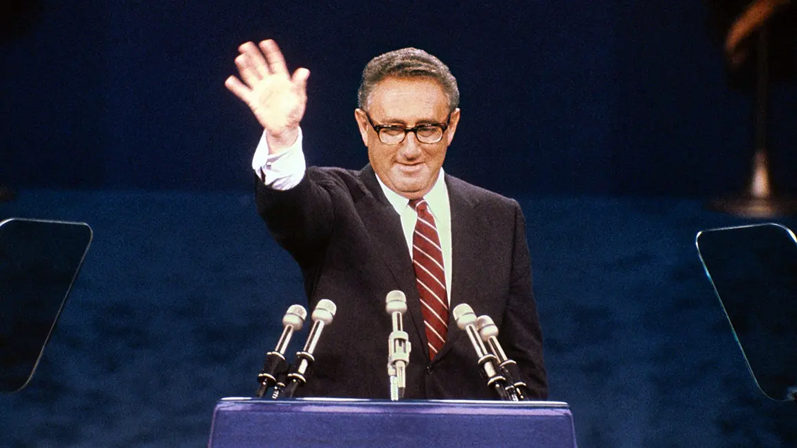 (FILES) Former US Secretary of State Henry Kissinger waves at delegates during the Republican convention on July 17, 1980 in Detroit. Former US secretary of state Henry Kissinger, a key figure of American diplomacy in the post-World War II era, died November 29, 2023 at the age of 100, his association said. (Photo by AFP)