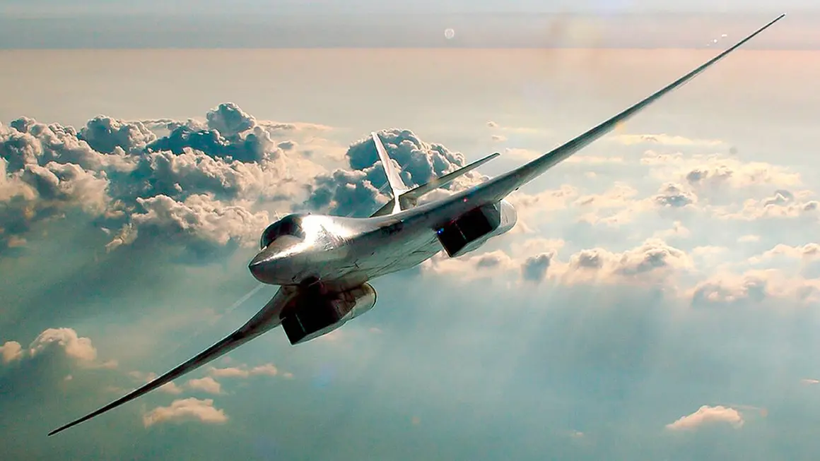 En esta fotografía sin fecha publicada el martes 13 de abril de 2021 por el Servicio de Prensa del Ministerio de Defensa de Rusia, se muestra un bombardero estratégico Tu-160 de la fuerza aérea rusa en una misión de entrenamiento en algún lugar de Rusia - PHOTO/VADIM SAVITSKY /SERVICIO DE PRENSA MINISTERIO DE DEFENSA DE RUSIA via AP