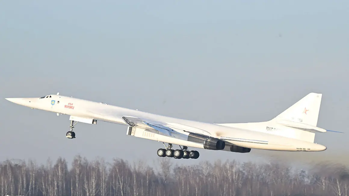 El bombardero estratégico Tupolev Tu-160M ​​Ilya Muromets despega de la pista de un fabricante de aviones en Kazán el 22 de febrero de 2024 - AFP/DMITRY AZAROV