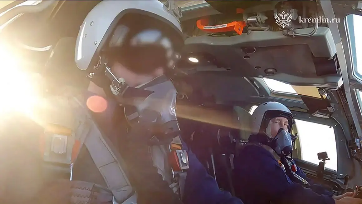 En esta captura tomada de un material publicado en la cuenta oficial de Telegram de la oficina de prensa presidencial rusa (@news_kremlin), el presidente de Rusia, Vladimir Putin (derecha), toma un vuelo en un Tupolev Tu-160M - AFP/ OFICINA DE PRENSA PRESIDENCIAL DE RUSIA