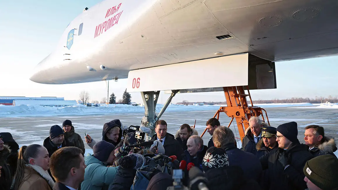 El presidente ruso Vladimir Putin se reúne con periodistas después de volar en un bombardero estratégico Tupolev Tu-160M ​​en Kazán el 22 de febrero de 2024 - AFP/ALEXANDER KAZAKOV