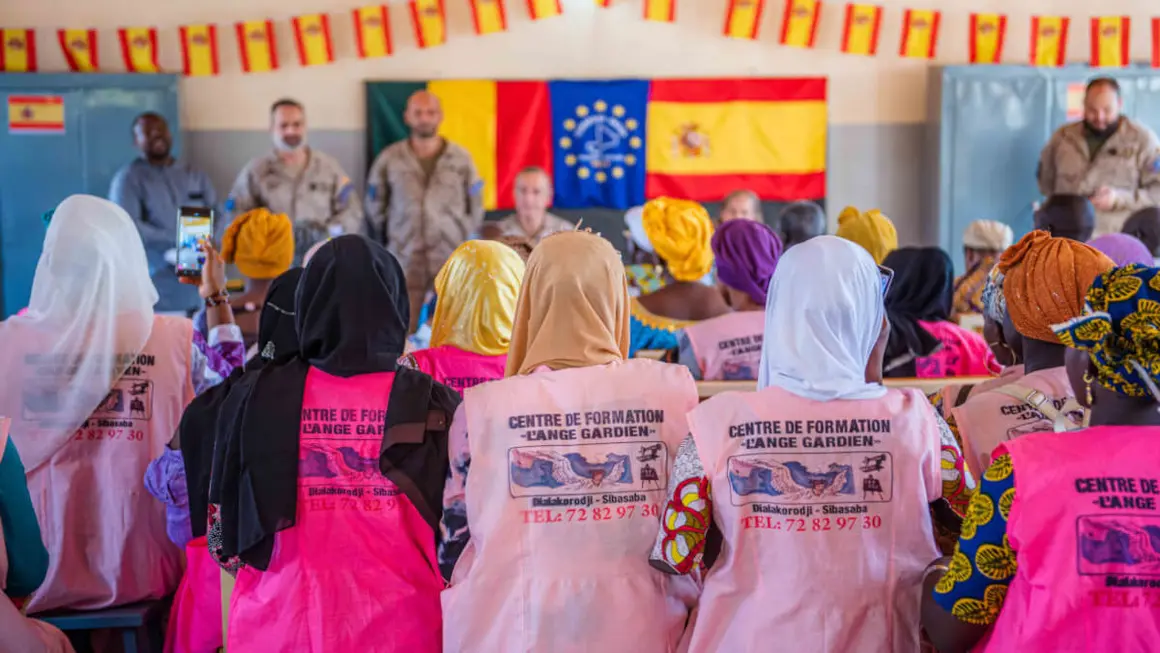 El equipo EUTM Mali CIMIC ha donado 25 máquinas de coser y muebles al centro de costura "Guardian Angel" de Djalakorodji .Europa pretende mejorar la situación de la población maliense y no se basa únicamente en soluciones militares <strong>- PHOTO/X/@eutmmali1</strong>