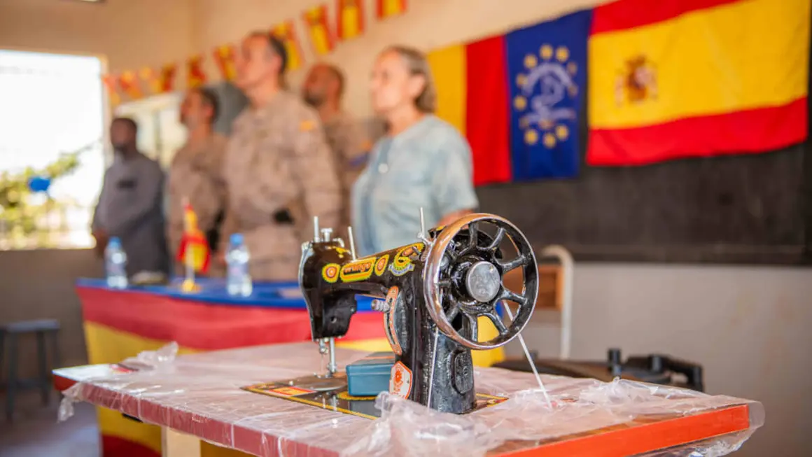 El equipo EUTM Mali CIMIC ha donado 25 máquinas de coser y muebles al centro de costura "Guardian Angel" de Djalakorodji . Europa pretende mejorar la situación de la población maliense y no se basa únicamente en soluciones militares <strong>- PHOTO/X/@eutmmali1</strong>