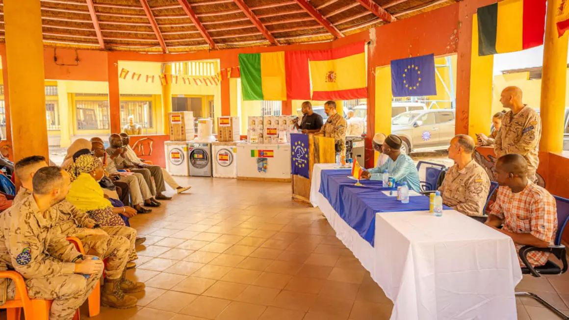 El contingente español de EUTM Mali ha donado electrodomésticos y material de higiene y alimentación al Centro de Acogida y Planificación Familiar "La Pouponnière", en Bamako. Contribuimos a mejorar las condiciones higiénico-sanitarias y alimentarias de la población más necesitada de Mali <strong>- PHOTO/X/@eutmmali1</strong>