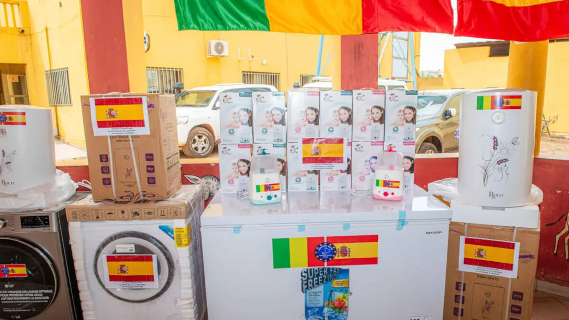 El contingente español de EUTM Mali ha donado electrodomésticos y material de higiene y alimentación al Centro de Acogida y Planificación Familiar "La Pouponnière", en Bamako. Contribuimos a mejorar las condiciones higiénico-sanitarias y alimentarias de la población más necesitada de Mali <strong>- PHOTO/X/@eutmmali1</strong>