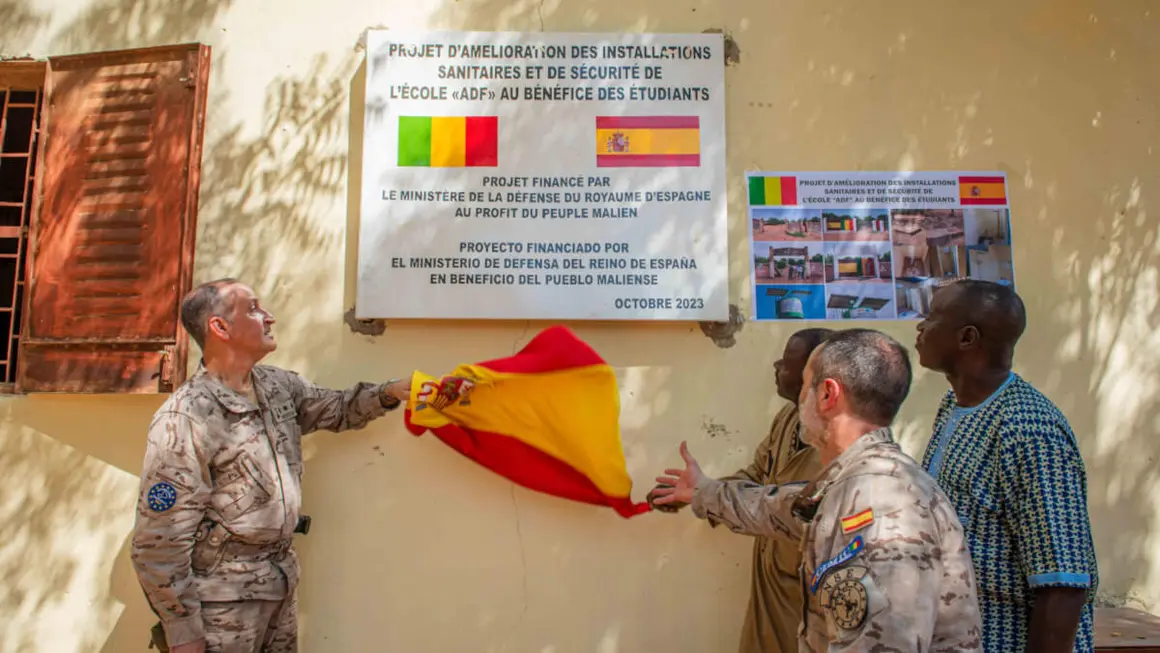 El contingente español financió un proyecto dentro del grupo escolar ADF en el distrito Dielibougou de Bamako. Más de 500 estudiantes y profesores ahora pueden continuar sus actividades escolares en un entorno más seguro y en mejores condiciones de higiene y saneamiento <strong>- PHOTO/X/@eutmmali1</strong>