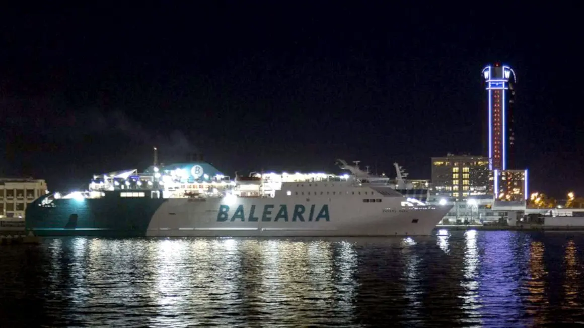 Ferry de Bleària llegando al puerto de la ciudad de Barcelona<strong> - PHOTO/BALEÀRIA</strong>