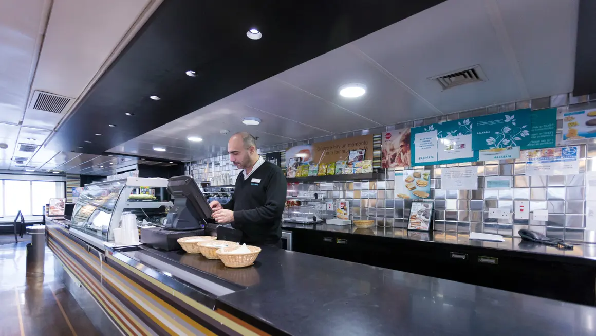 El servicio de comidas en los ferrys de Baleària son totalmente inclusivos, ofreciendo menús y comidas para clientes que sigan cualquier tipo de dieta<strong> - PHOTO/BALEÀRIA</strong>