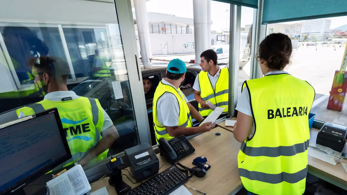 Algeciras 27/6/23 - Flota Balearia. Carga de vehículos en el Poeta Anglada<strong> -PHOTO/(c) VICENS GIMENEZ</strong>
