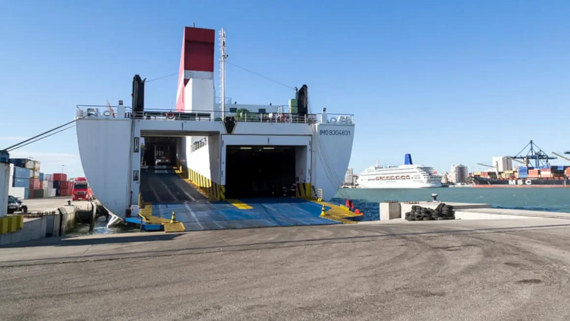 Ferry atracado en el puerto de Cádiz - PHOTO/PUERTO DE CÁDIZ