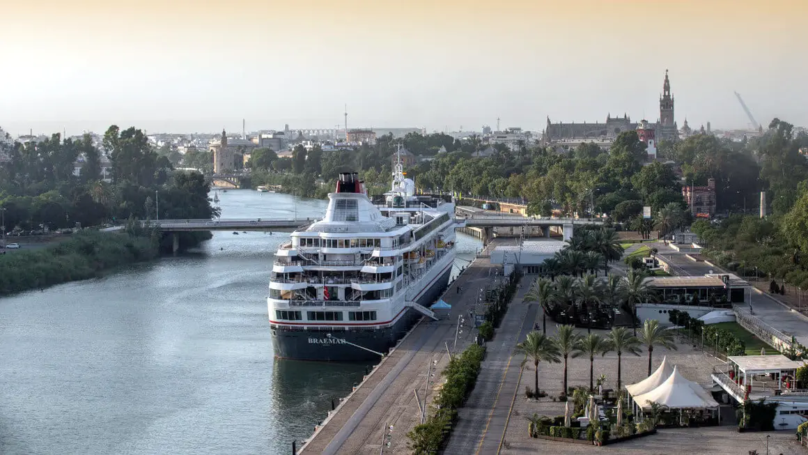 Ferry navegando por el río Guadalquivir en la ciudad de Sevilla, España <strong>- PHOTO/PUERTO DE SEVILLA</strong>