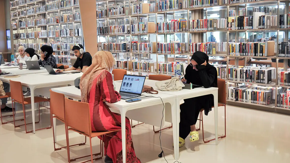 Este centro acoge miles y miles de libros en sus estanterías - PHOTO/ANTONIA CORTÉS