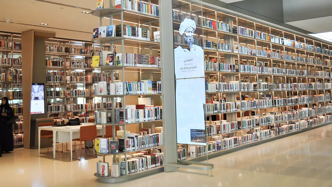 La escultura del artista Gerry Judah alude a los antiguos pergaminos árabes y que quiere mostrar el amor por la lectura y el poder de los libros como símbolo de unión - PHOTO/ANTONIA CORTÉS