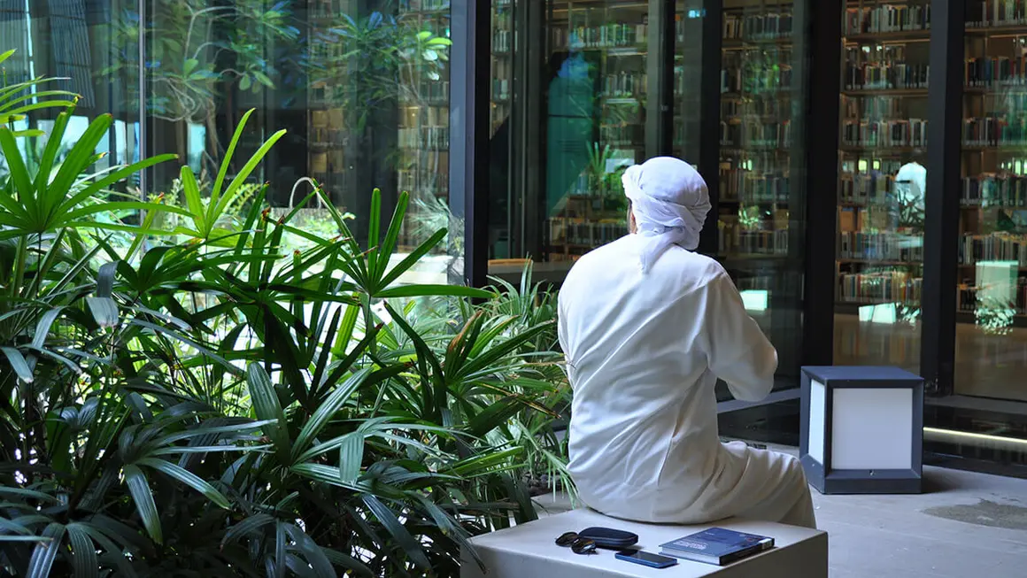 En el centro, un patio interior rodeado de plantas te invita al silencio y la lectura - PHOTO/ANTONIA CORTÉS