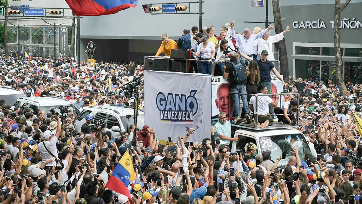 <p>La líder opositora venezolana María Corina Machado y el candidato presidencial opositor Edmundo González Urrutia levantan las manos durante una manifestación frente a la sede de las Naciones Unidas en Caracas el 30 de julio de 2024 - AFP/YURI CORTEZ</p>