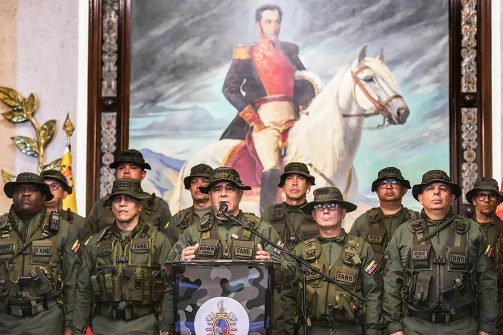 <p>El ministro de Defensa de Venezuela, Vladimir Padrino López (C), habla durante una conferencia de prensa en Caracas el 30 de julio de 2024, donde anunció que el presidente Nicolás Maduro tenía la lealtad absoluta y el apoyo incondicional de las fuerzas armadas en medio de las protestas por su reelección del fin de semana - PHOTO/AFP</p>