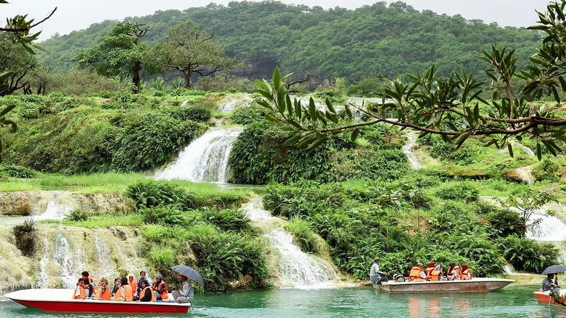 Cascada Wadi Darbat, durante la temporada Khareef Dhofar, en medio del clima cálido de la región, cerca de la ciudad de Salalah, que sirve como un oasis para los visitantes que pueden explorar el clima fresco de la ciudad y los exuberantes paisajes verdes, en la gobernación de Dhofar, Omán - REUTERS/ RULA ROUHANA