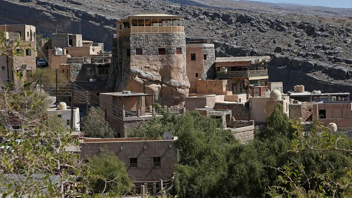 Una vista general muestra las casas tradicionales de barro en el pueblo de Misfat al-Abriyeen, que abrió sus estrechas calles hace seis años a extranjeros y lugareños que buscaban aventuras en los desiertos y los rincones verdes del sultanato del Golfo de Omán - AFP/MOHAMMED MAHJOUB