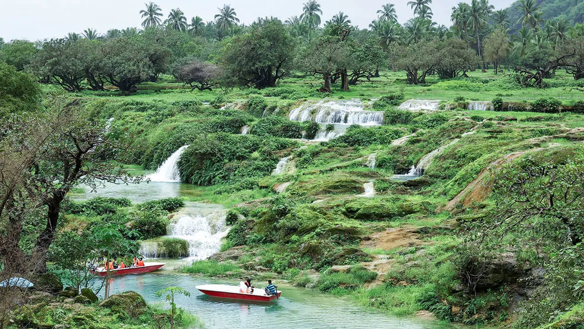 20240814085527reup--2024-08-14t085328z_421407473_rc2889a0vr7w_rtrmadp_3_oman-tourism-salalah.h (1)