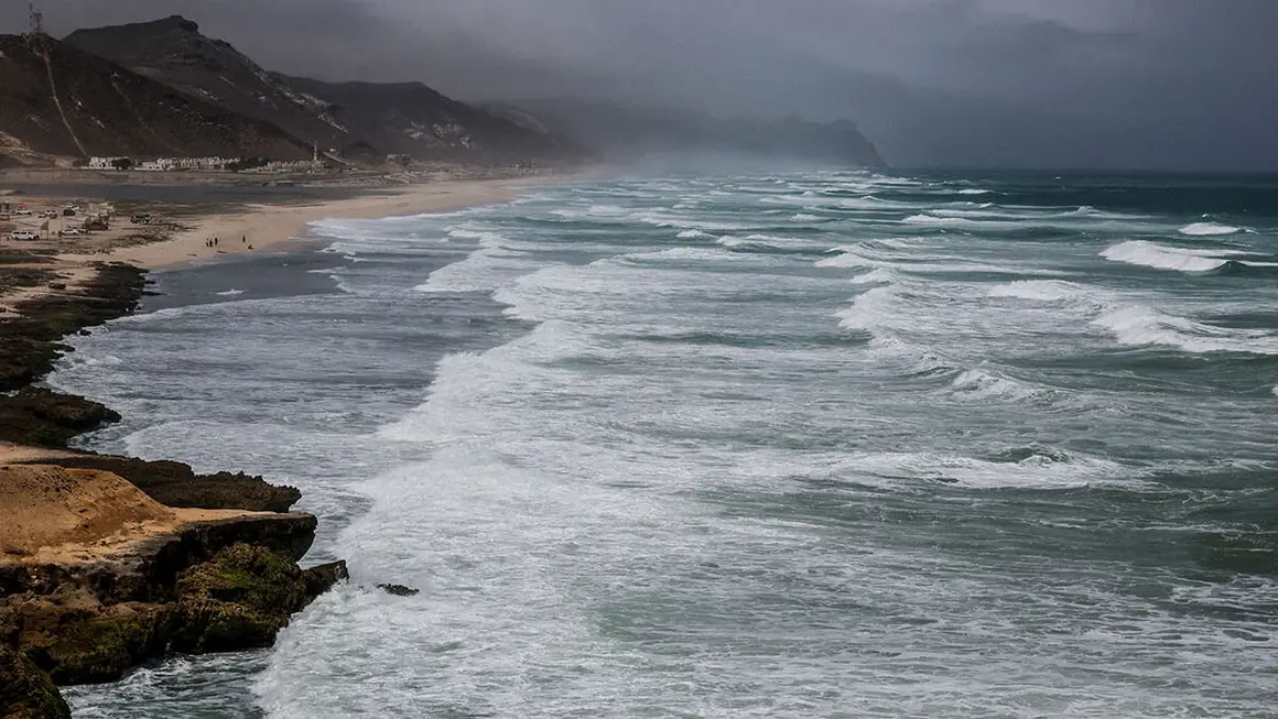 Playa de Mughsail cerca de la cueva de Marneef, durante la temporada de Khareef Dhofar, en medio del clima cálido de la región, cerca de la ciudad de Salalah, que sirve como un oasis para los visitantes que pueden explorar el clima fresco de la ciudad y los exuberantes paisajes verdes, en la gobernación de Dhofar, Omán, 5 de agosto de 2024 - REUTERS/ RULA ROUHANA