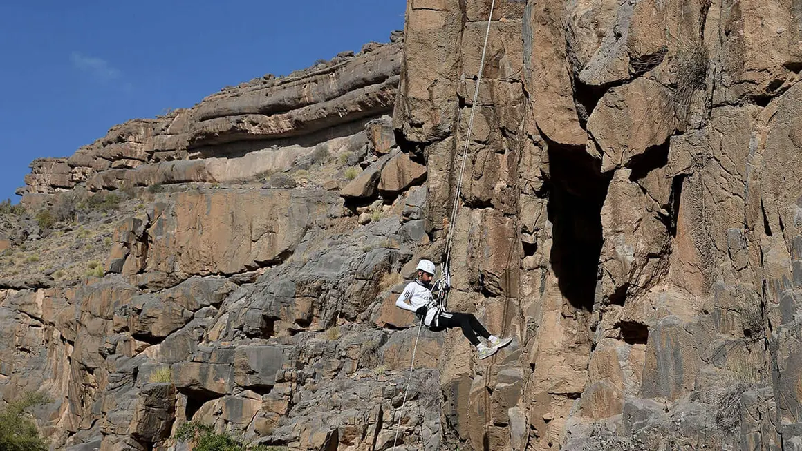 Un turista desciende en rápel por una montaña en el pueblo de Misfat al-Abriyeen, situado en las escarpaduras del Gran Cañón de Omán - AFP/ MOHAMMED MAHJOUB