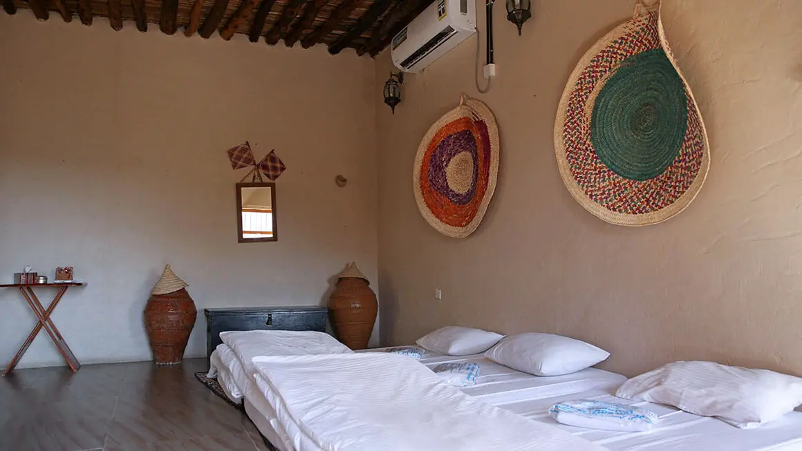 Habitación de hotel en el pueblo de Misfat al-Abriyeen, que abrió sus estrechas calles hace seis años a extranjeros y lugareños que buscaban aventuras en los desiertos y los rincones verdes del sultanato del Golfo de Omán - AFP/ MOHAMMED MAHJOUB