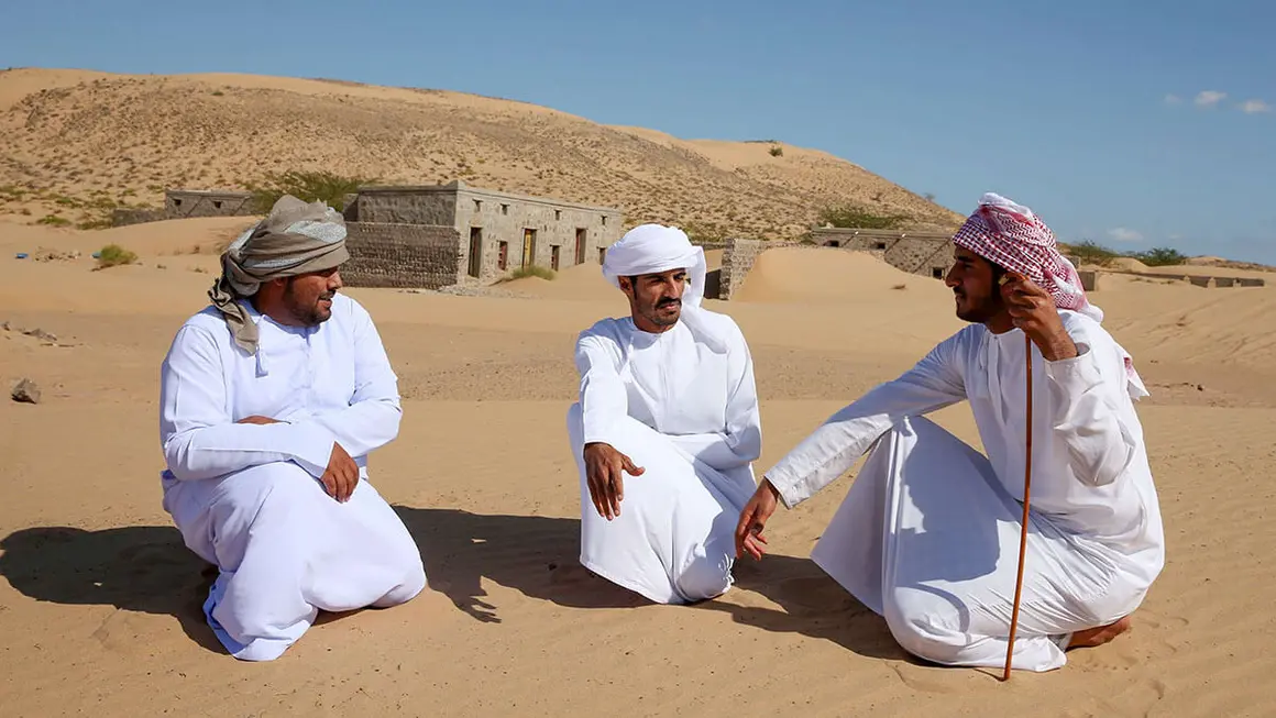 Antiguos habitantes de Wadi al-Murr se reúnen cerca de casas abandonadas en el pueblo omaní, a unos 400 km (250 millas) al suroeste de la capital, Mascate - AFP / MOHAMMED MAHJOUB