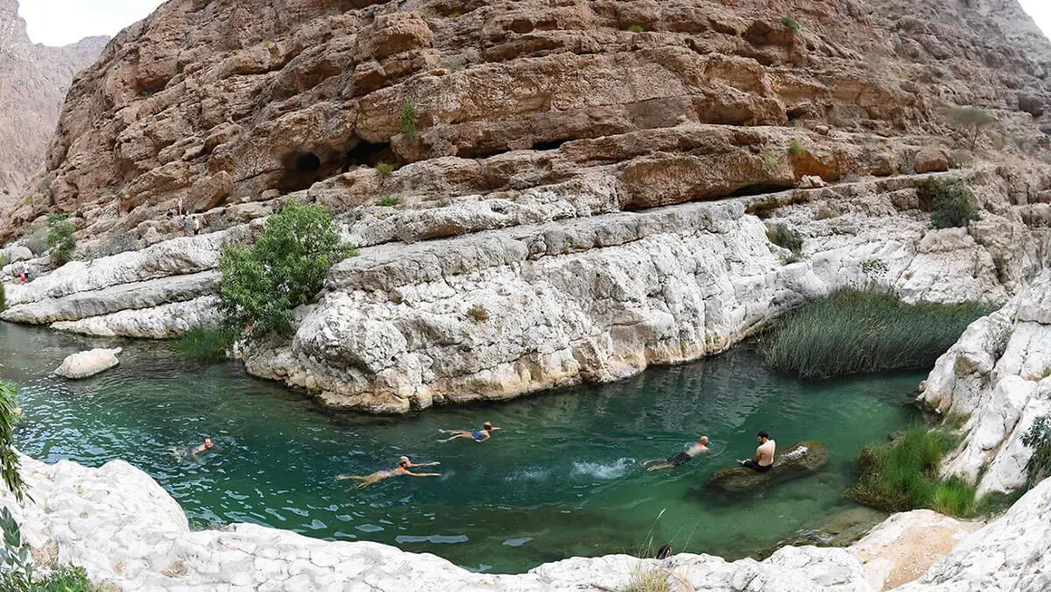Turistas nadando en Wadi Shab, en la región de Sharqiyah, cerca de la capital omaní, Mascate - AFP/ GIUSEPPE CACACE