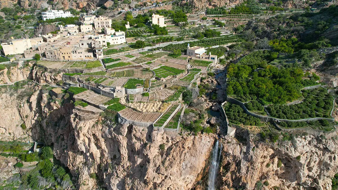 Un pueblo está rodeado de terrazas y campos en Jebel Akhdar (montaña verde) en la gobernación de Al-Dakhiliyah en el norte de Omán, durante la temporada de cosecha de rosas - AFP/ HAITHAM AL-SHUKAIRI