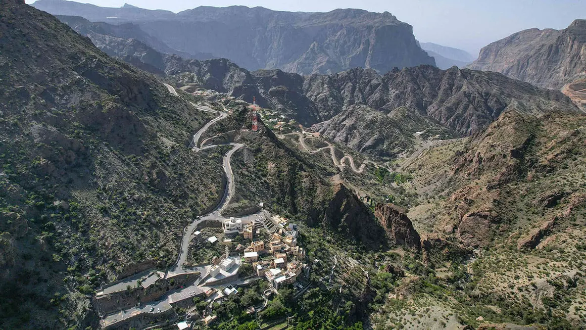 Un pueblo está rodeado de terrazas y campos en Jebel Akhdar (montaña verde) en la gobernación de Al-Dakhiliyah en el norte de Omán - AFP/ HAITHAM AL-SHUKAIRI