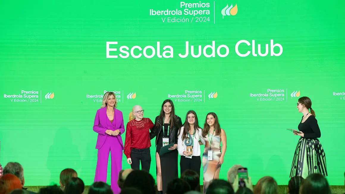La Escola Judo Club recibe el Premio Supera Rural de manos de la periodista Susanna Griso - ATALAYAR/GUILLERMO LÓPEZ