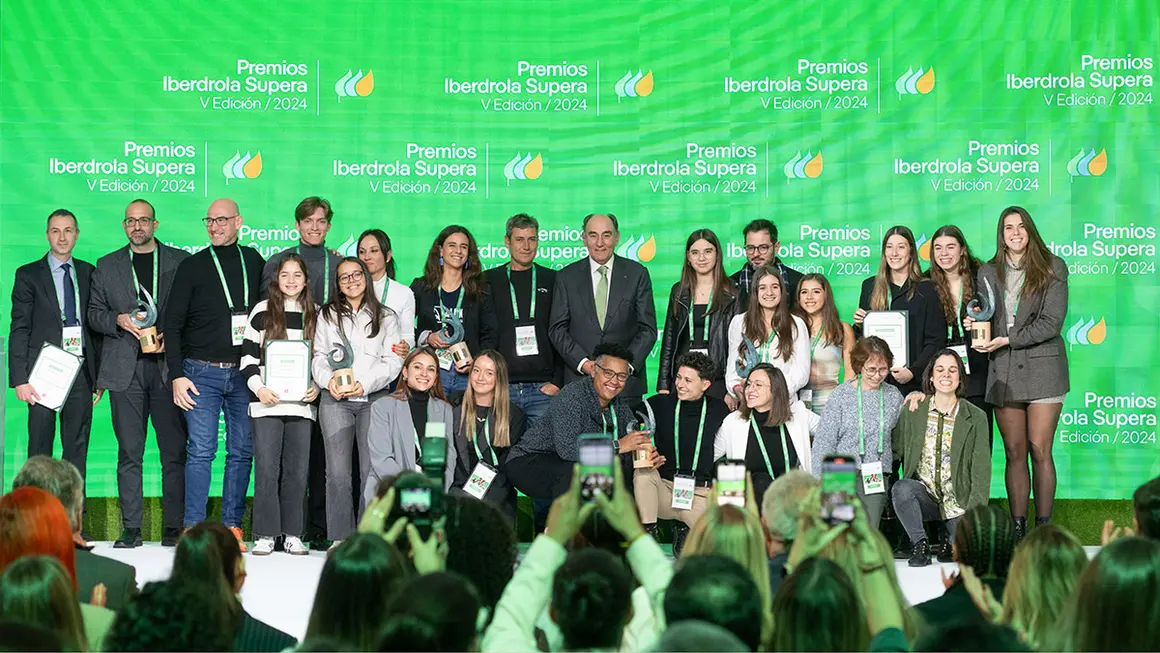 El presidente de Iberdrola, Ignacio Galán, posa con los ganadores de los Premios Iberdrola Supera 2024 - ATALAYAR/GUILLERMO LÓPEZ