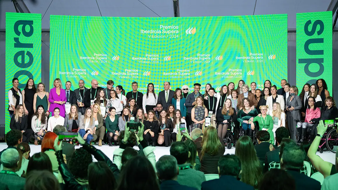 Foto de familia de los Premios Iberdrola Supera 2024 - ATALAYAR/GUILLERMO LÓPEZ