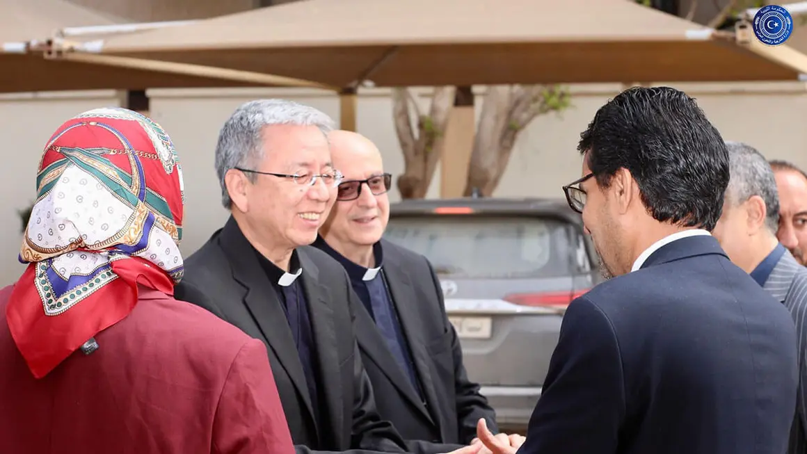 El director de la Administración Europea, junto con otros altos funcionarios del Ministerio, recibió al embajador del Estado del Vaticano en Libia, Savio Hon Tay Fay, en la sede ministerial en Bengasi - PHOTO/ MINISTERIO DE RELACIONES EXTERIORES Y COOPERACIÓN INTERNACIONAL DE LIBIA