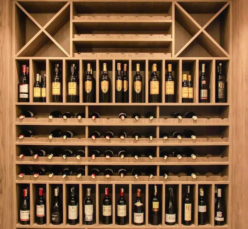 El Hotel Mandy tiene una cuidada selección de vinos españoles - PHOTO/Redes sociales