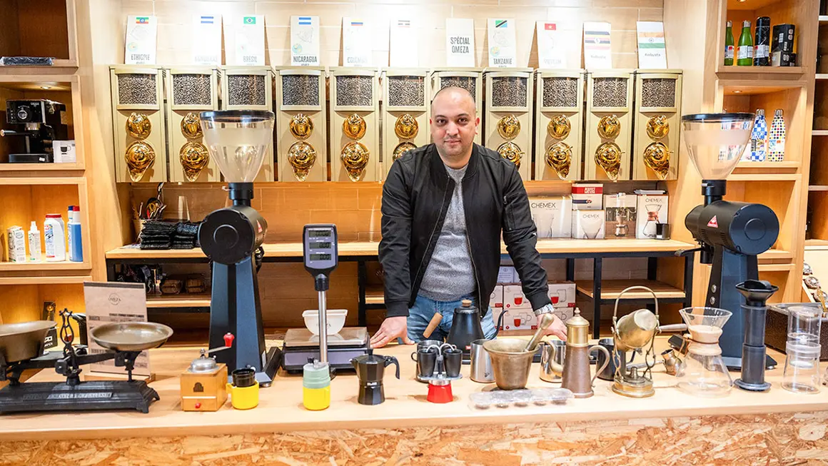 Mohamed Ameza, propietario de Omeza Coffee Gallery - ATALAYAR/GUILLERMO LÓPEZ