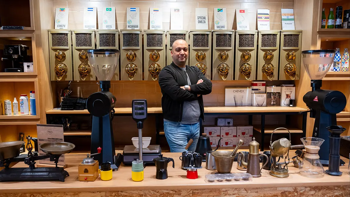 Mohamed Ameza, propietario de la Omeza Coffe Gallery - ATALAYAR/GUILLERMO LÓPEZ