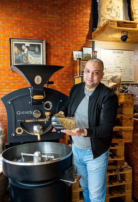 Mohamed Ameza, propietario de la Omeza Coffe Gallery - ATALAYAR/GUILLERMO LÓPEZ