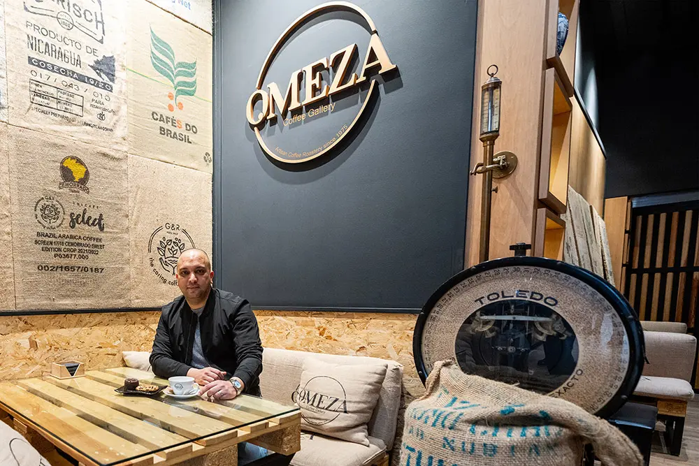 Mohamed Ameza, propietario de la Omeza Coffe Gallery - ATALAYAR/GUILLERMO LÓPEZ
