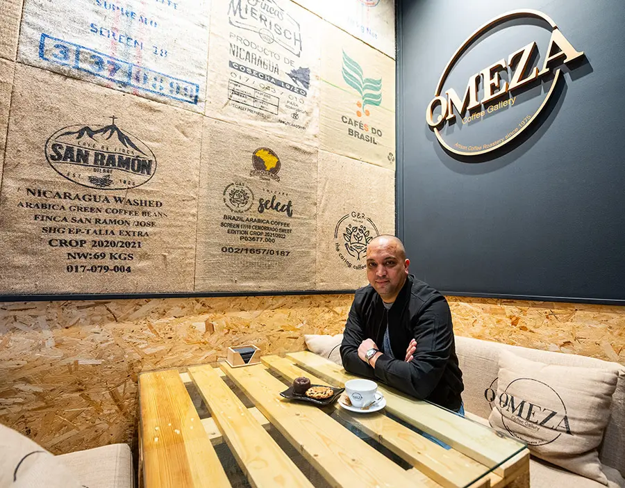 Mohamed Ameza, propietario de la Omeza Coffe Gallery - ATALAYAR/GUILLERMO LÓPEZ