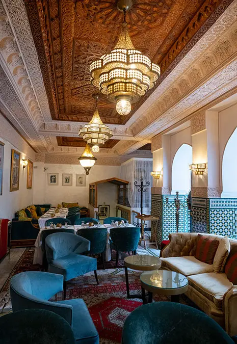 Sala del patio principal del Hotel Palais Zahia de Tánger, Marruecos - ATALAYAR/GUILLERMO LÓPEZ