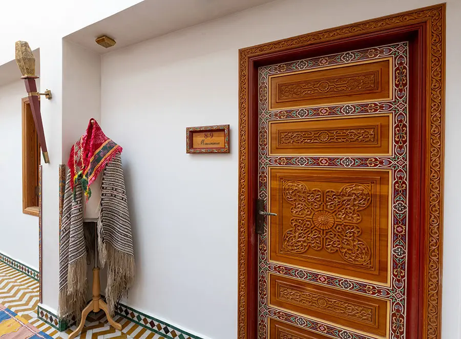 Entrada a una de las instalaciones del hotel Palais Zahia de Tánger, Marruecos - ATALAYAR/GUILLERMO LÓPEZ