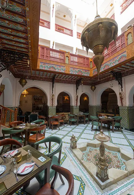Vista general del patio interior del hotel Palais Zahia de Tánger, Marruecos - ATALAYAR/GUILLERMO LÓPEZ