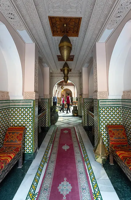 Pasillo interior que da al patio principal del hotel Palais Zahia de Tánger, Marruecos - ATALAYAR/GUILLERMO LÓPEZ