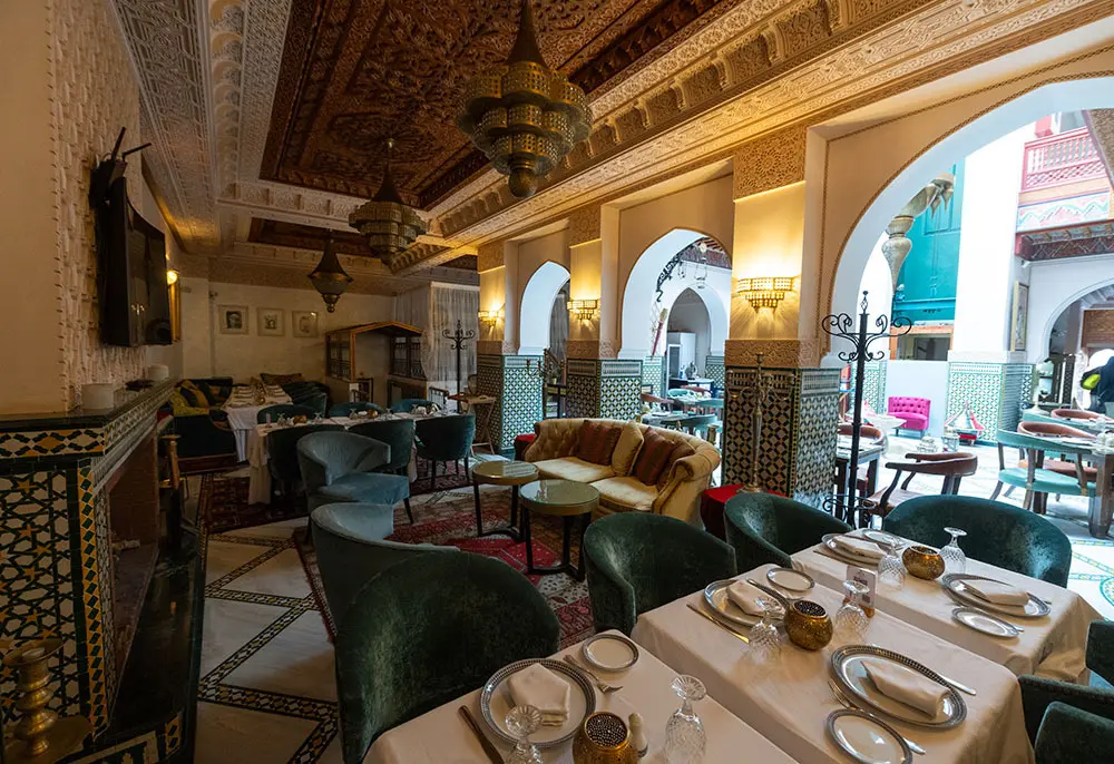 Comedor principal del patio interior principal del hotel Palais Zahia de Tánger, Marruecos - ATALAYAR/GUILLERMO LÓPEZ