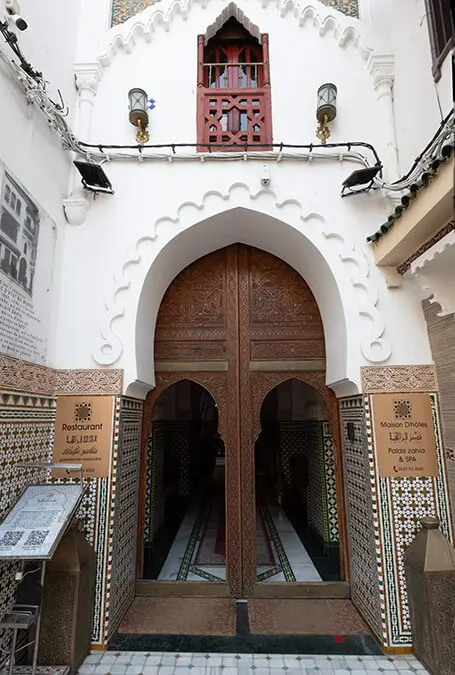 Entrada del hotel Palais Zahia de Tánger, Marruecos - ATALAYAR/GUILLERMO LÓPEZ