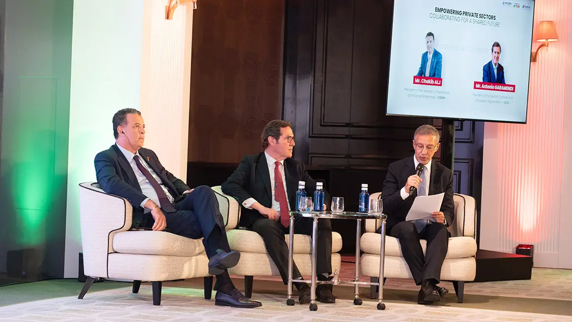 Presidente de la Confederación Española de Organizaciones Empresariales (CEOE), Antonio Garamendi, y de la Confederación General de Empresas de Marruecos (CGEM), Chakib Alj, moderada por Adil Rais, copresidente del Consejo Económico Marruecos-España (CEMAES) - ATALAYAR/GUILLERMO LÓPEZ
